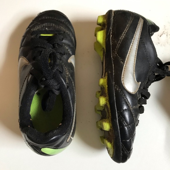 Kid’s size 10 soccer cleats - Picture 3 of 5